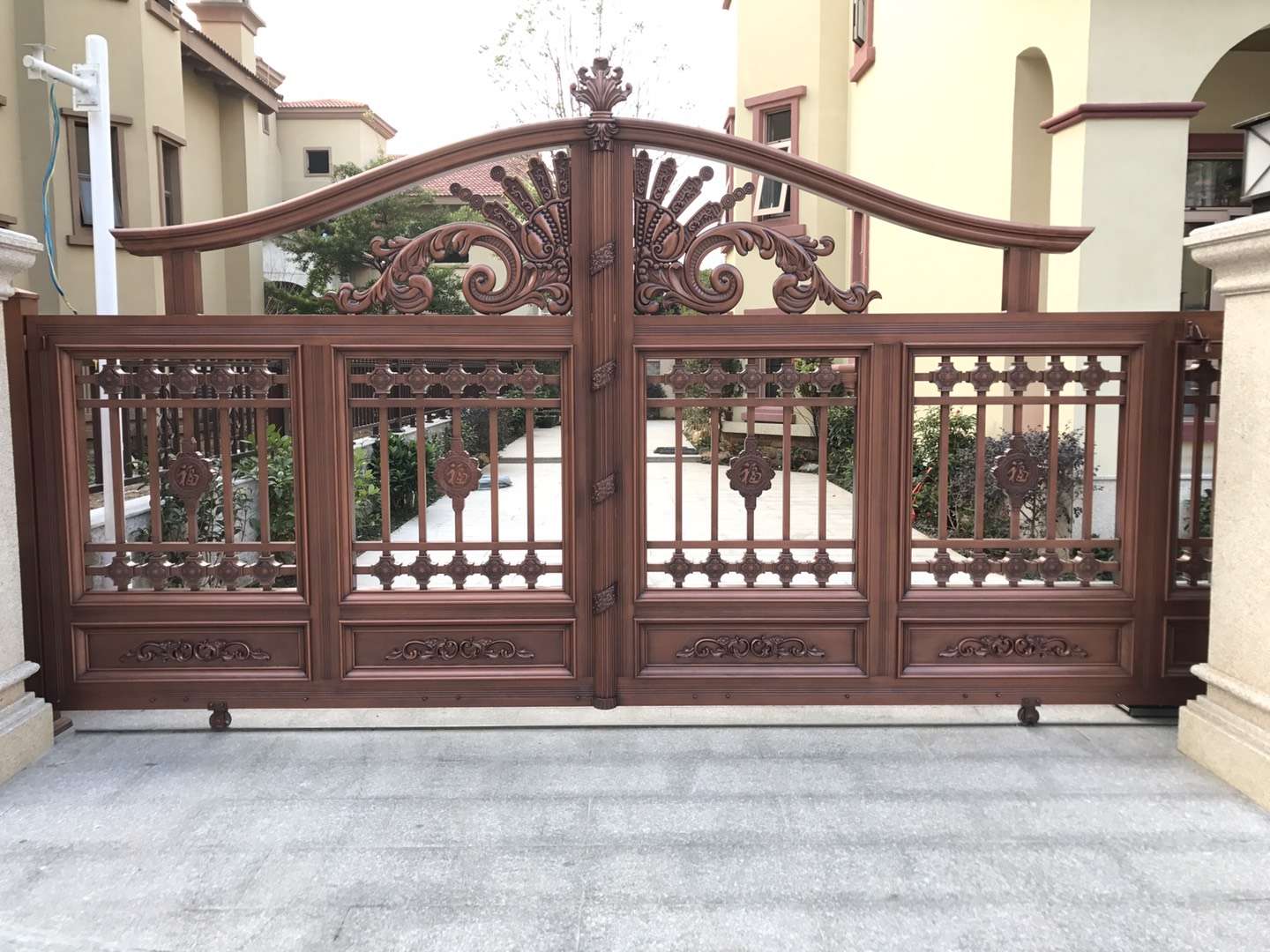 挑選與定制別墅鋁藝大門的方法