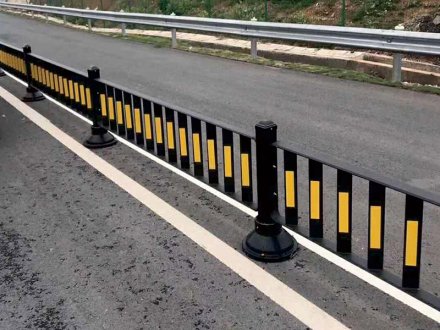 交通護欄的種類及各分類的規(guī)模，要求和用途有